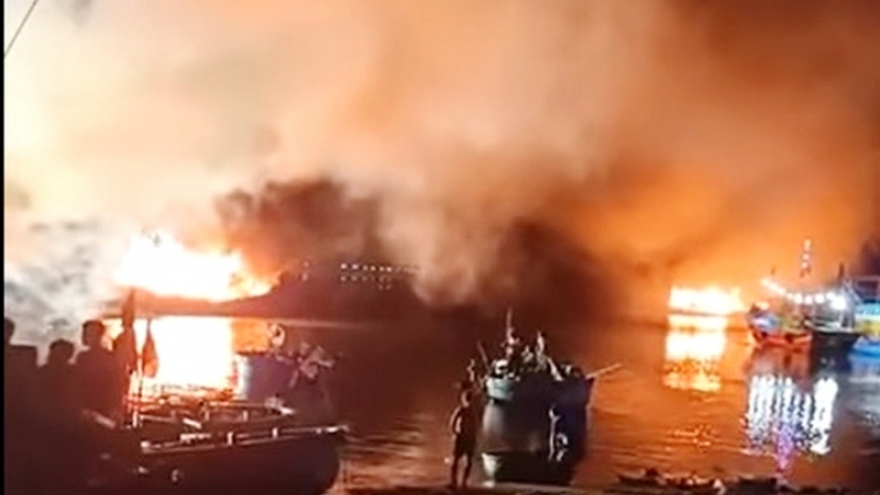 4 tàu cá bị cháy lúc rạng sáng ở Quảng Bình