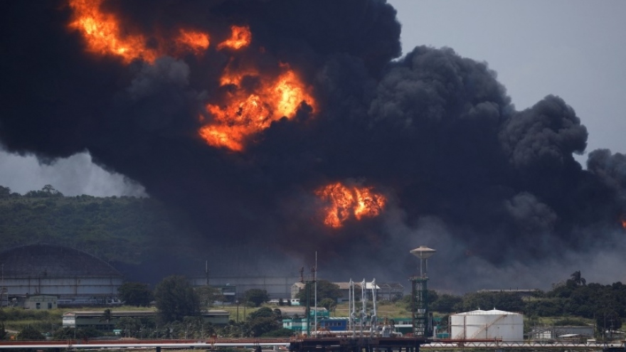 Cuba huy động mọi nguồn lực để ngăn cháy lan rộng ở khu bể chứa dầu
