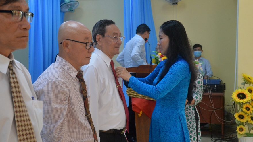 Tiền Giang, Bạc Liêu trao tặng, truy tặng Huy hiệu Đảng cho đảng viên tiêu biểu