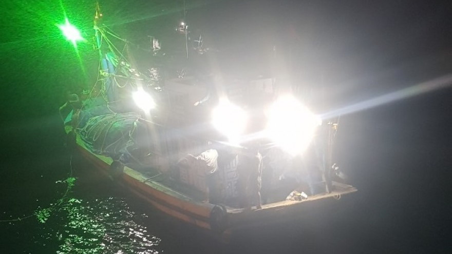 Xuyên đêm cứu ngư dân nguy kịch trên vùng biển Bình Thuận