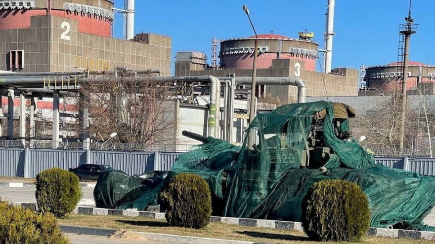 Ukraine tố Nga bắn phá nhà máy điện hạt nhân tại Zaporizhzhia