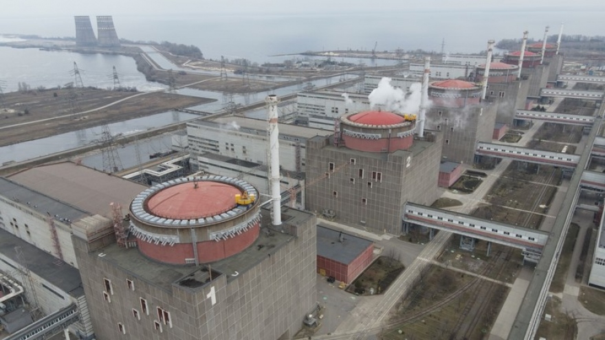 4 quả đạn pháo rơi trúng khu chứa nhiên liệu của nhà máy điện hạt nhân Zaporozhye
