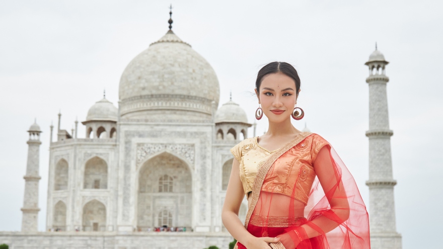 Á hậu Thủy Tiên đẹp cuốn hút trong trang phục truyền thống của phụ nữ Ấn Độ