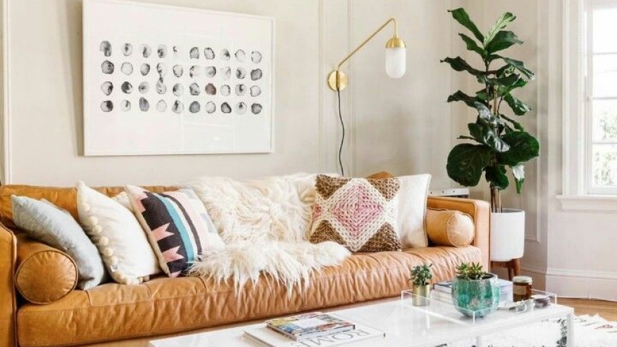 Trang trí phòng khách thế nào với ghế sofa màu nâu?