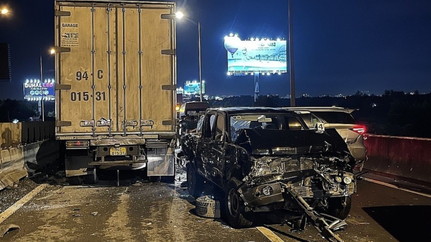 Camera hành trình ghi lại vụ tai nạn giữa 9 ô tô trên cao tốc ở TP.HCM