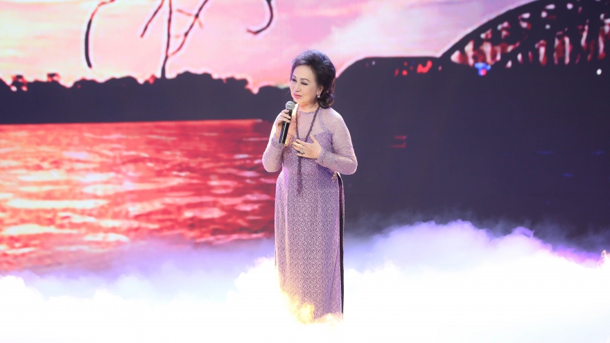 NSƯT Hồng Vân ngâm thơ bằng giọng Huế ngọt ngào tại "Ký ức vui vẻ"