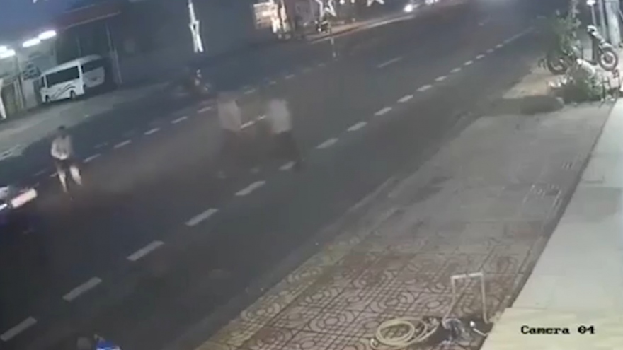 Người đàn ông qua đường bị xe con tông tử vong