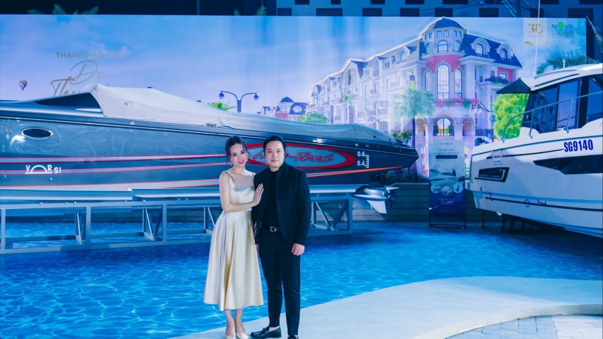 Vợ chồng Victor Vũ ấn tượng với biệt thự “du thuyền cập bến tại gia” ở NovaWorld