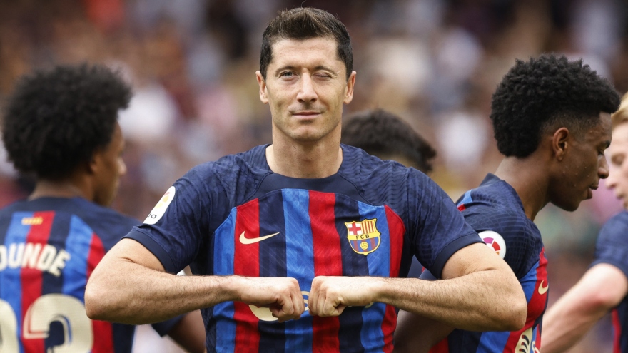 Lewandowski ghi cú đúp, Barca thắng đậm Elche