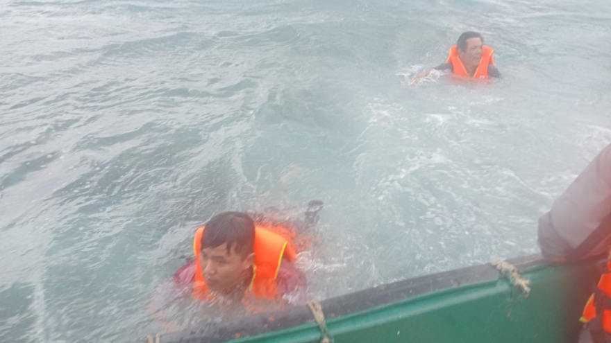Tàu Trường Sa 12 hỗ trợ tàu cá Bình Định mắc cạn trên biển