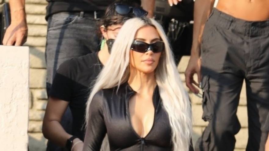 Kim Kardashian diện jumpsuit nóng bỏng, khoe eo "con kiến" trên phố