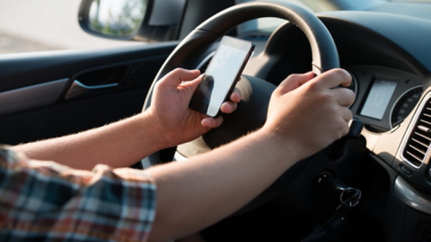 Vừa lái xe vừa nhắn tin - nguy cơ tai nạn tăng gấp 20 lần