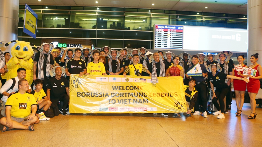 Đội huyền thoại Dortmund được chào đón nồng nhiệt khi đến Việt Nam