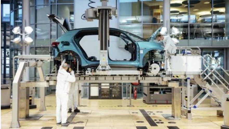 Nhiều nhà sản xuất ô tô ở châu Âu đối mặt với tình trạng thiếu kính
