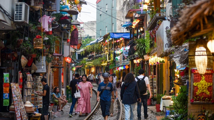 Đề nghị xử lý bán hàng, quay phim chụp ảnh "phố cà phê đường tàu" ở Hà Nội