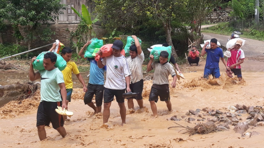 Vượt lũ cứu trợ người dân vùng lũ huyện biên giới Kỳ Sơn, Nghệ An