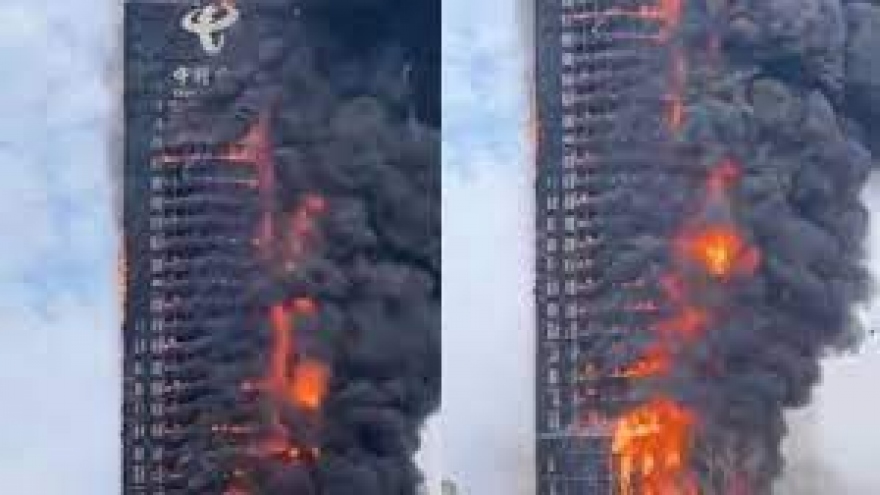 Cháy tòa nhà chọc trời ở Trung Quốc