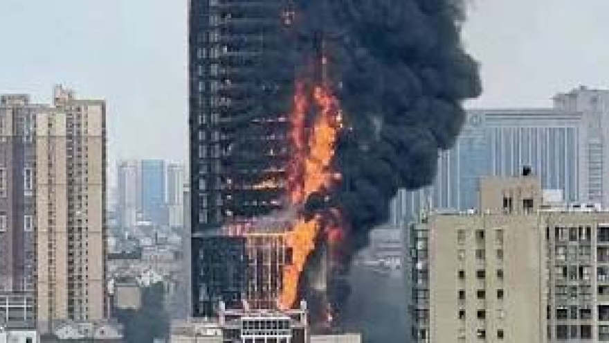 Cận cảnh đám cháy dữ dội “nuốt chửng” tòa nhà chọc trời ở Trung Quốc