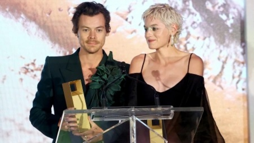 Harry Styles nhận giải thưởng diễn xuất đầu tiên trước thềm Oscar