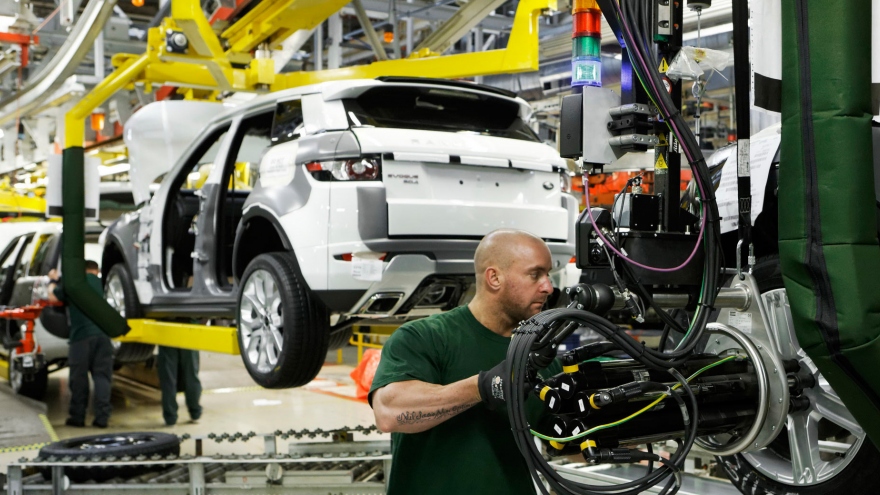 Jaguar Land Rover chuyển đổi nhà máy để chế tạo xe điện
