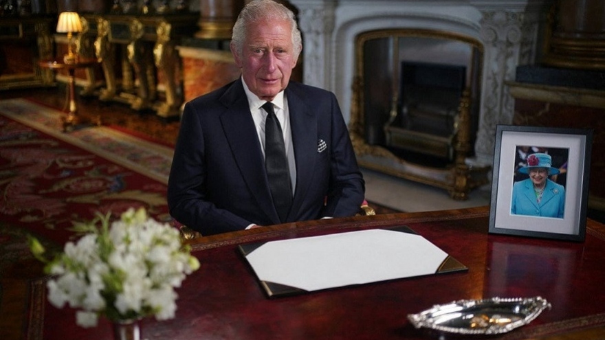 Khoảnh khắc vị quân vương mới của nước Anh bực mình vì một cây bút