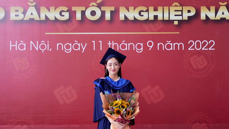 Lương Thùy Linh nhận bằng tốt nghiệp loại xuất sắc tại ĐH Ngoại thương