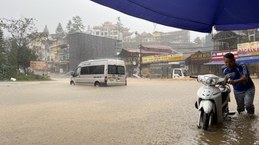 Mưa cục bộ gây ngập lụt nặng tại Sa Pa