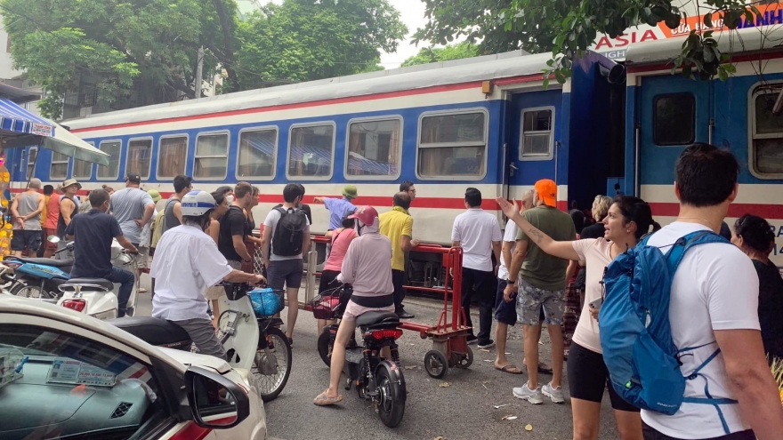 Du khách nước ngoài vượt rào, chụp ảnh "tự sướng" ở cà phê đường tàu gây tai nạn