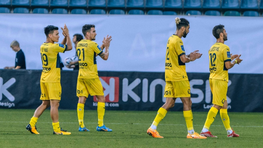 Quang Hải và đồng đội ăn mừng chiến thắng đầu tiên của Pau FC
