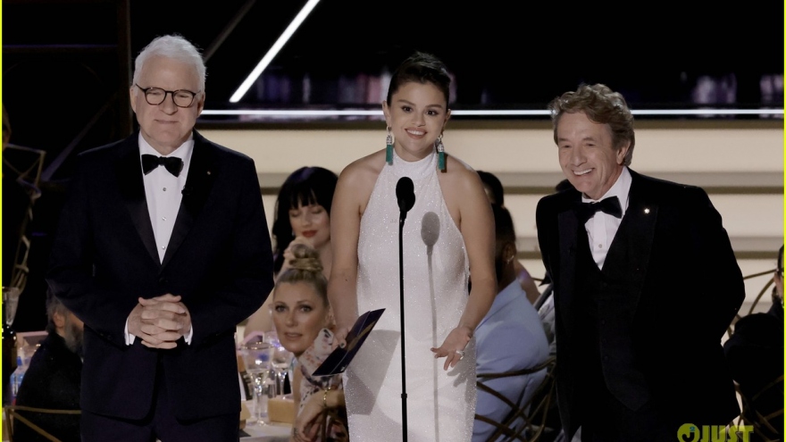 Selena Gomez tăng cân rõ rệt, tái xuất đẫy đà tại Lễ trao giải Emmy 2022