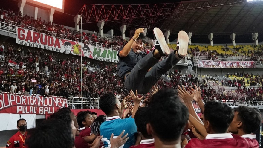 U20 Indonesia hạ Việt Nam, CĐV muốn ký hợp đồng trọn đời với HLV Shin Tae Yong