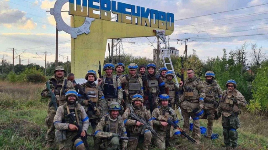 Ukraine nói Nga rút khỏi thị trấn chiến lược ở Lugansk