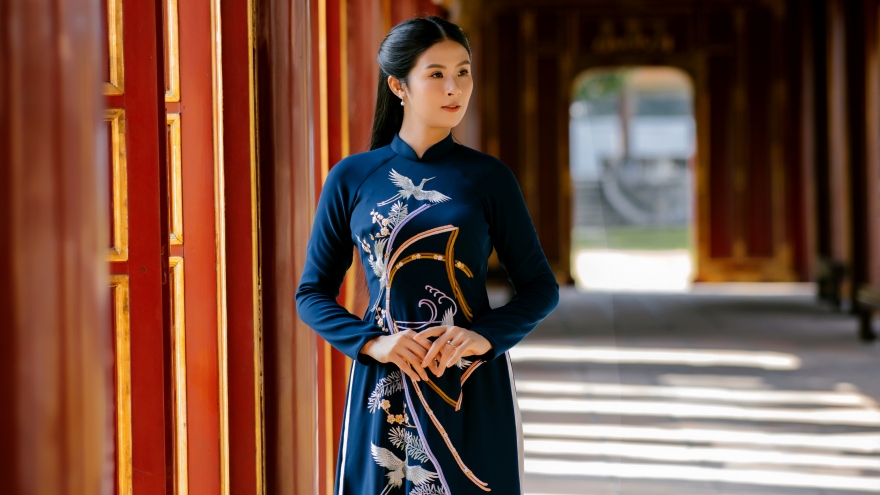 Hoa hậu Ngọc Hân dịu dàng khoe dáng với áo dài ở Đại nội Huế