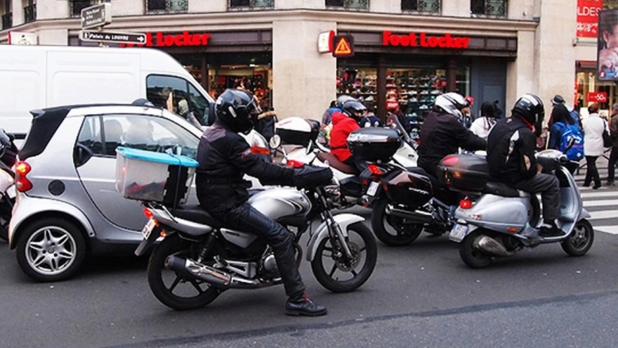 Paris (Pháp) thu phí đỗ xe đối với xe máy chạy xăng để hạn chế ô nhiễm