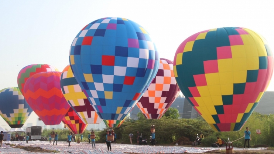 TP.HCM thả khinh khí cầu kéo đại kỳ mừng lễ Quốc Khánh