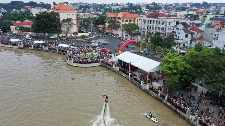Hàng nghìn người đổ xô đi xem giải đua thuyền truyền thống Bình Dương