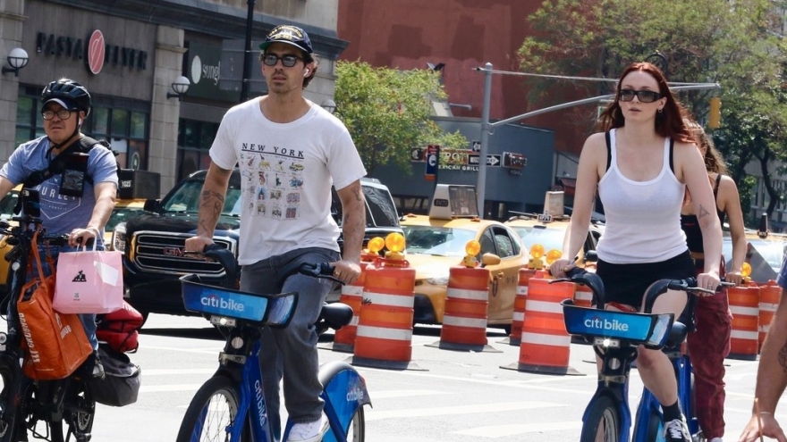 Sophie Turner để mặt mộc xinh đẹp đạp xe dạo phố cùng chồng