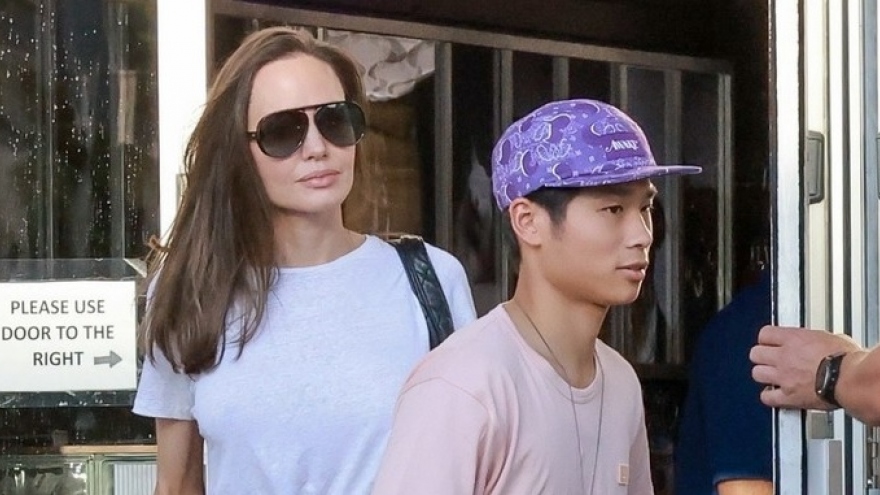 Angelina Jolie xinh đẹp đi sắm đồ cho thú cưng cùng con trai