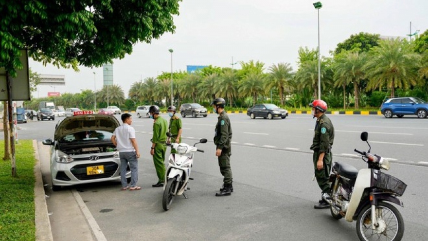 Lái xe taxi 123 dùng tua-vít đâm nhân viên an ninh sân bay quốc tế Nội Bài