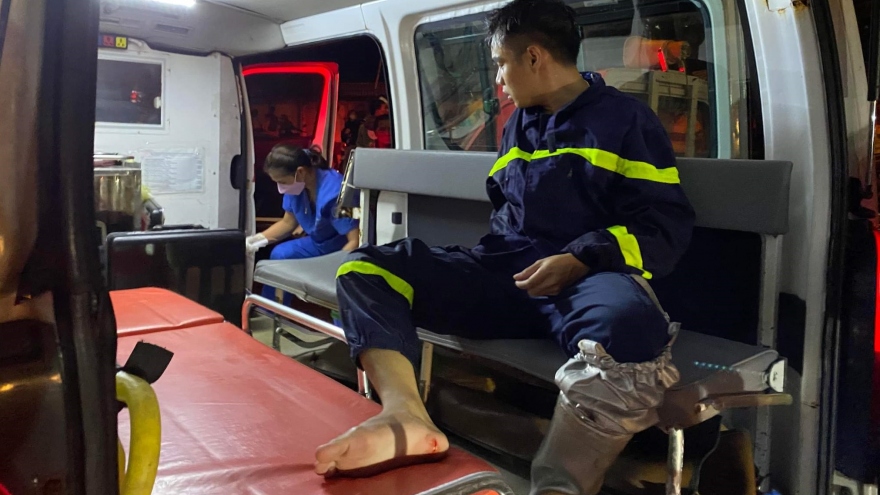 2 cảnh sát PCCC bị thương khi chữa cháy 3 ki ốt ở phố Nhân Hòa, Hà Nội