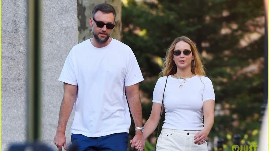 Vợ chồng Jennifer Lawrence diện đồ đồng điệu, tình tứ đi dạo trong công viên