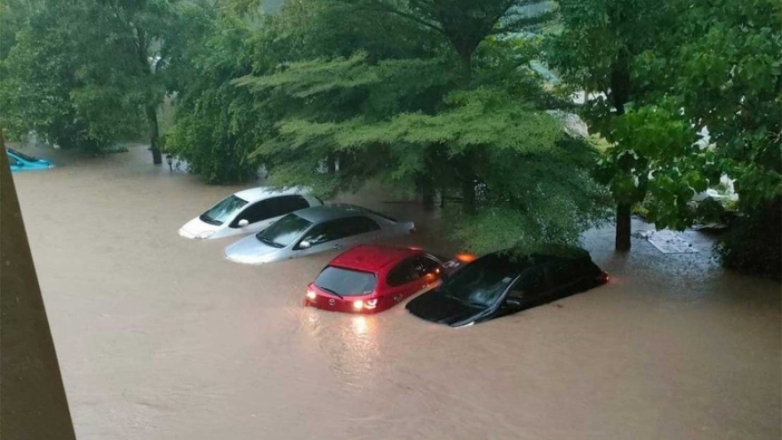 Mưa lớn gây lụt lội nghiêm trọng ở Phuket (Thái Lan)