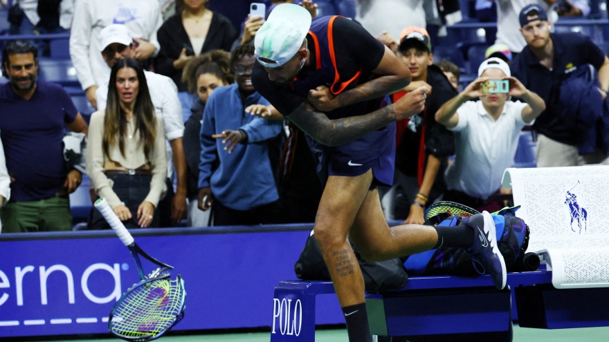 Nick Kyrgios đập gãy 3 cây vợt khi bị loại ở US Open 2022