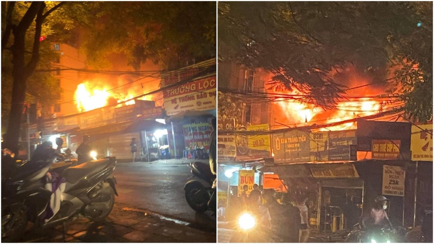 Cháy dữ dội 3 ngôi nhà trên phố Nhân Hòa, cột khói bốc cao hàng chục mét
