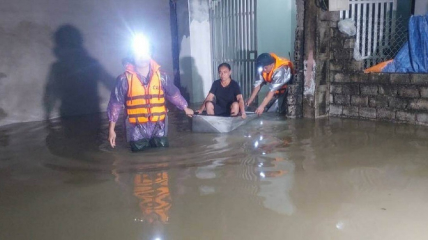 Vỡ đê ở Nghệ An, hàng trăm người dầm mưa khắc phục suốt đêm