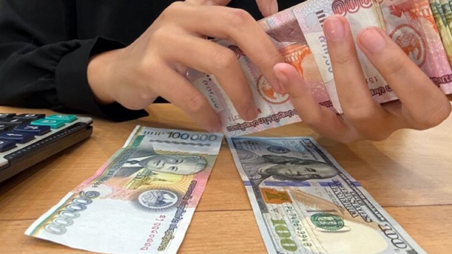 Lào cấm các cửa hàng thu đổi tiền bán ngoại tệ
