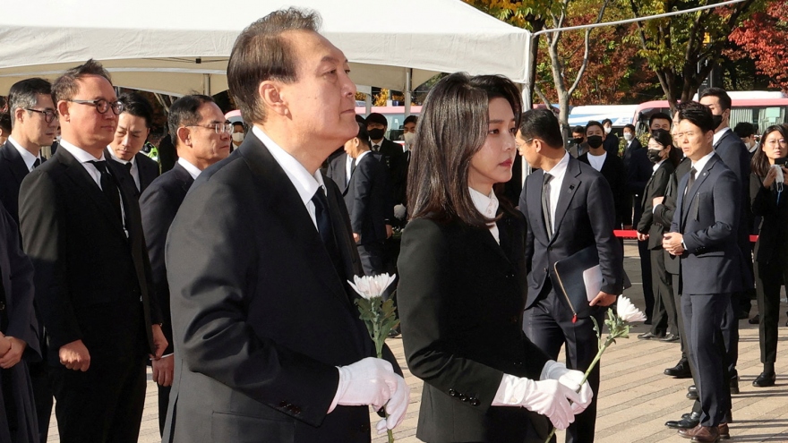Tổng thống và người dân Hàn Quốc tưởng niệm nạn nhân vụ giẫm đạp