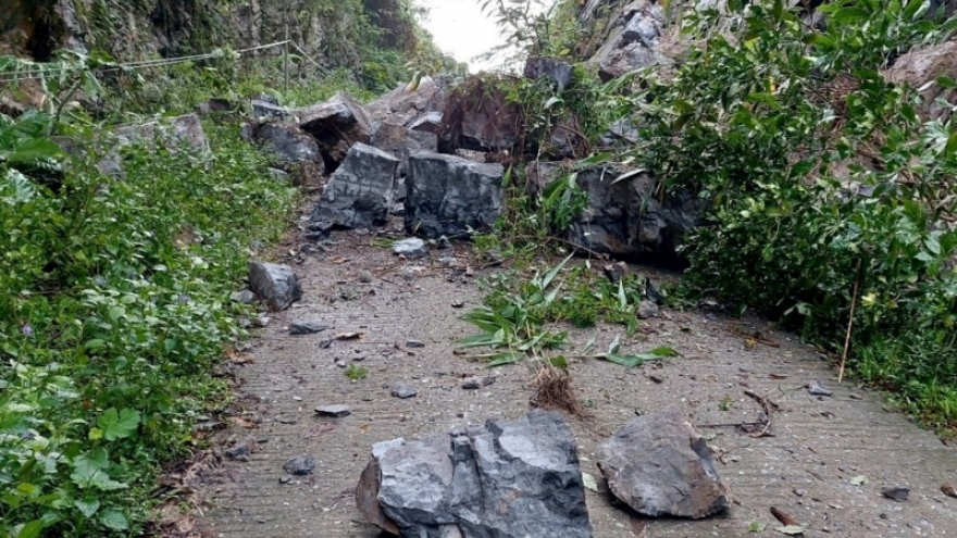 Đã thông đường tạm thời sau sự cố sạt lở núi đá vôi ở Quảng Bình