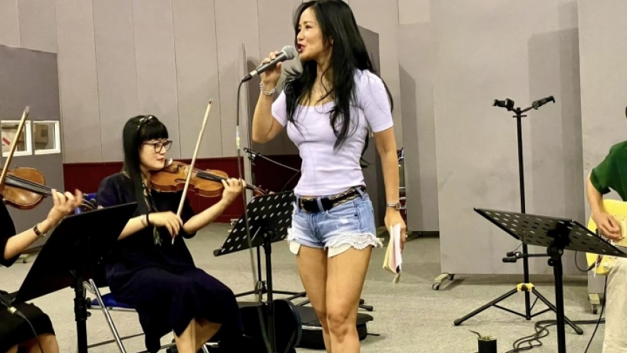 Chuyện showbiz: Hồng Nhung khoe dáng nuột nà như thiếu nữ ở tuổi 52