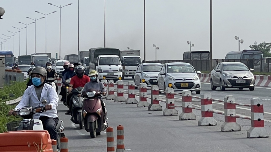 Cầu Thanh Trì thu hẹp làn hỗn hợp: Ô tô vẫn đi vào đường dành cho xe máy